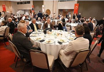 Başkan Topaloğlu öğretmenlerle yemekte bir araya geldi