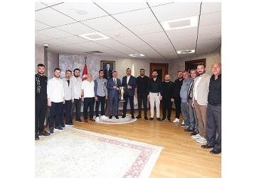 Şampiyon Gölcükspor kupasıyla Başkan Büyükakın'a geldi