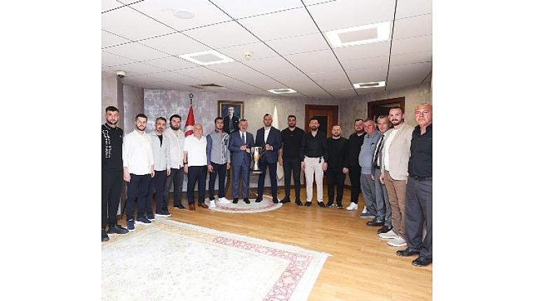 Şampiyon Gölcükspor kupasıyla Başkan Büyükakın'a geldi