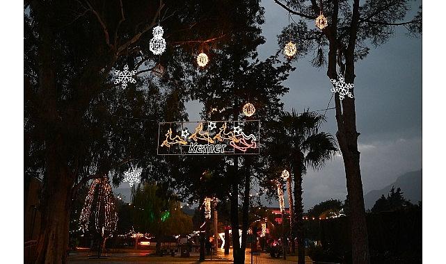 Kemer'de yılbaşı hazırlıkları tamamlandı