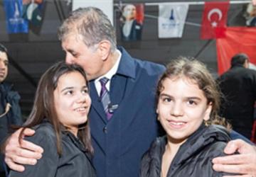 Başkan Tugay binlerce Bucalıyla ramazan sofrasında buluştu