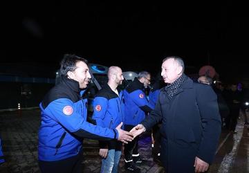 Başkan Büyükakın itfaiye ve sağlık çalışanlarını da unutmadı