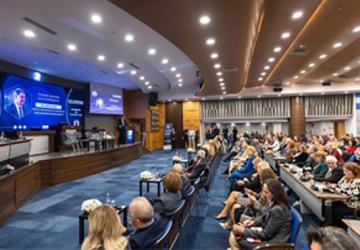 Başkan Tugay İZİKAD'ın MEDSPARC Uluslararası İş Zirvesi'ni açtı