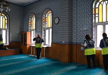 Karabağlar'da Camilere Ramazan Temizliği