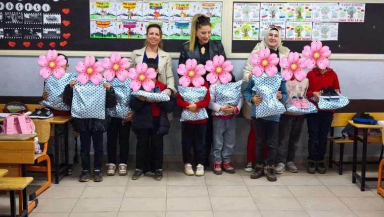 Türk Kadınlar Birliği’nden öğrencilerine bayramlık hediye