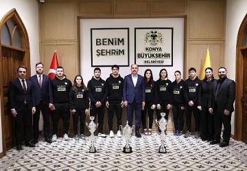 Konya Büyükşehir'in Başarılı Judocuları 2025'te Kazandıkları Kupaları Başkan Altay'a Takdim Etti