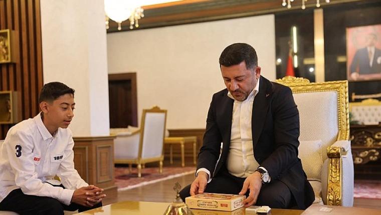 Rasim Başkan, Kitap Kurdu Eymen Açık'ı Belediyede Ağırladı