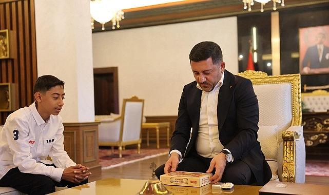 Rasim Başkan, Kitap Kurdu Eymen Açık'ı Belediyede Ağırladı