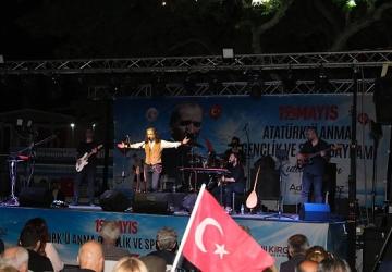 Dikili'de, 19 Mayıs coşkusu meydanlara taştı