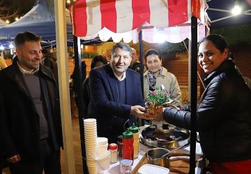 Bayındır'da Müzik ve Çiçeklerle Dolu Akşam: Kadınlar Günü Ramazan Sokağı'nda Kutlandı