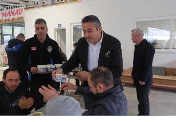 Başkan Topaloğlu'ndan pazar esnafına çorba ikramı