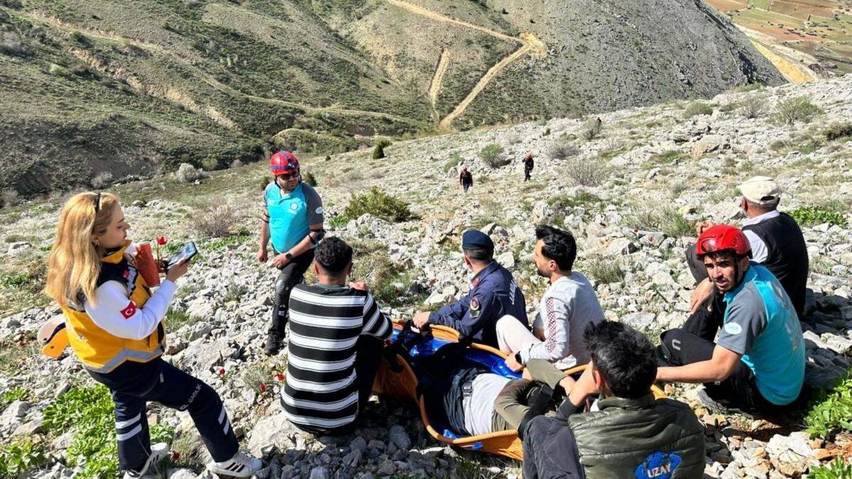 Kayalıklardan düşen genç helikopterle kurtarıldı - Videolu Haber