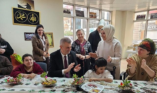 Gölcük'te Çiçekler Engelleri Aştı