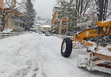Akyazı’da karla mücadele çalışmaları sürüyor