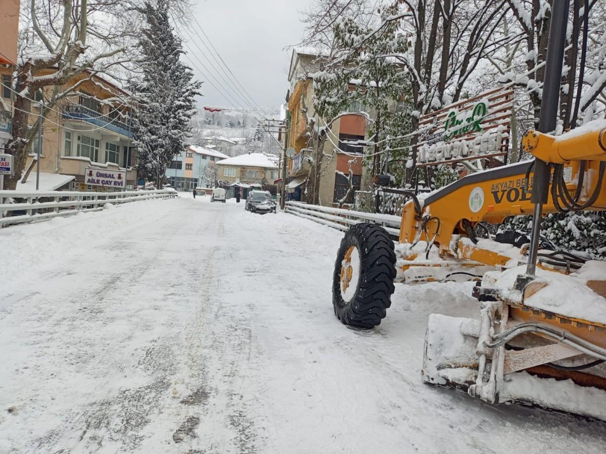 Akyazı’da karla mücadele çalışmaları sürüyor