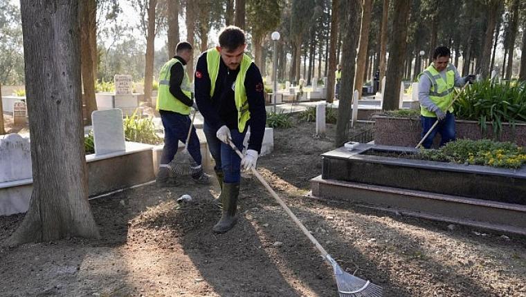 Burhaniye'de Ramazan Bayramı Öncesi Mezarlıklarda Kapsamlı Temizlik