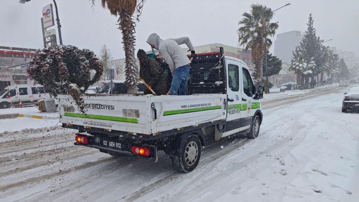 Kahta Belediyesi’nden buzlanmaya karşı tuzlama çalışması - Videolu Haber