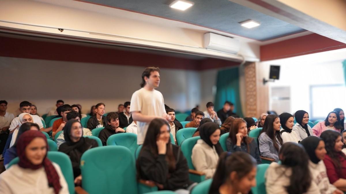 Kahta’da öğrencilerin kariyer ve hedefleri için söyleşi düzenlendi
