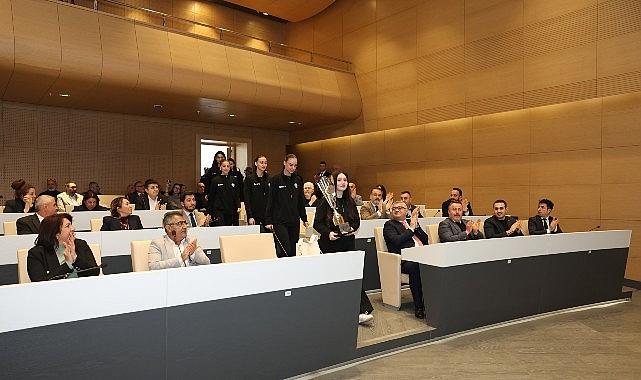 Nilüfer'in genç sporcuları başarılarını belediye meclisinde paylaştı