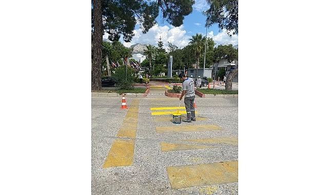 Kemer'deki yaya geçitleri boyanıyor