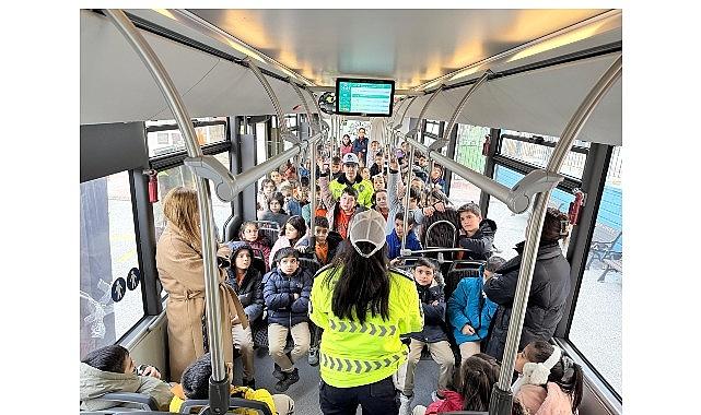 Konya Büyükşehir'in Nezaket Otobüsü Öğrencilere Trafik Kültürünü Aşılıyor