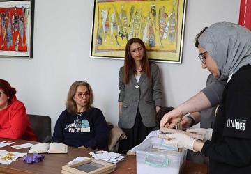 Geleneksel yöntemle kâğıt yapımını öğrendiler