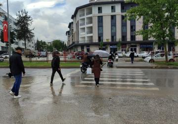 Adıyaman'da yağış sonrası Atatürk Bulvarı'nda oluşan su birikintileri yayaları zorladı