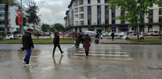 Adıyaman'da yağış sonrası Atatürk Bulvarı'nda oluşan su birikintileri yayaları zorladı