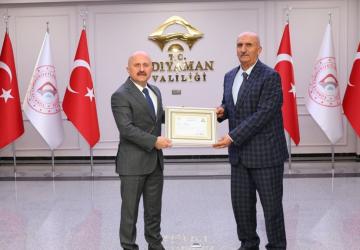 Vali Varol’dan görevi sona eren Ramazan Karakuş’a başarı belgesi