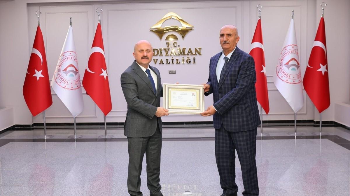 Vali Varol’dan görevi sona eren Ramazan Karakuş’a başarı belgesi