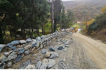 Mezarlıklara 6 bin metreküp taş duvar inşa ediliyor