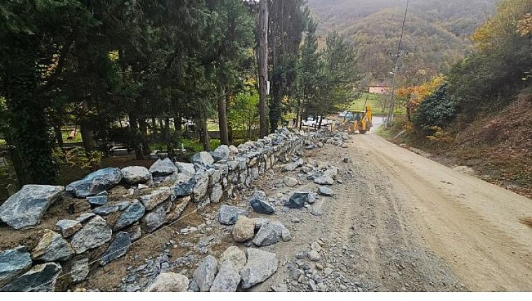 Mezarlıklara 6 bin metreküp taş duvar inşa ediliyor