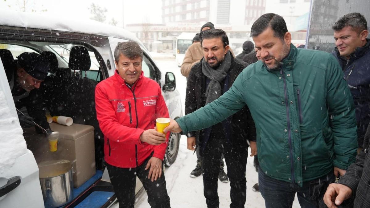 Başkan Tutdere’den kar yağışında vatandaşa sıcak çorba ikramı - Videolu Haber