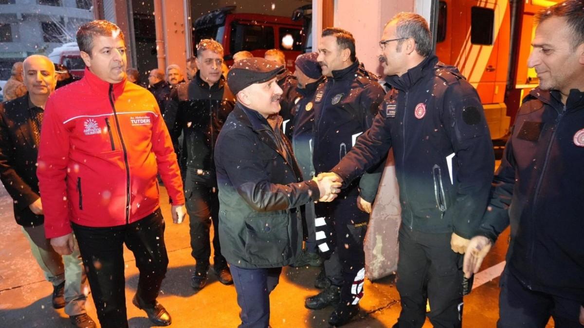 Kar mesaisindeki belediye ekiplerine protokolden yılbaşı ziyareti - Videolu Haber