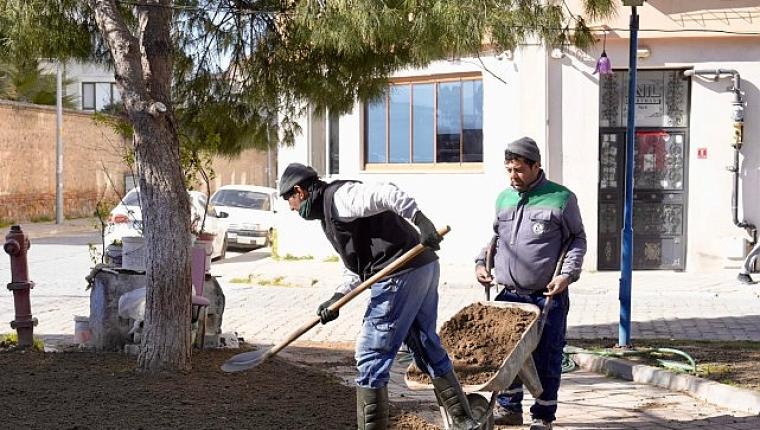 Burhaniye'de Park ve Yeşil Alanlarda Bahar Temizliği