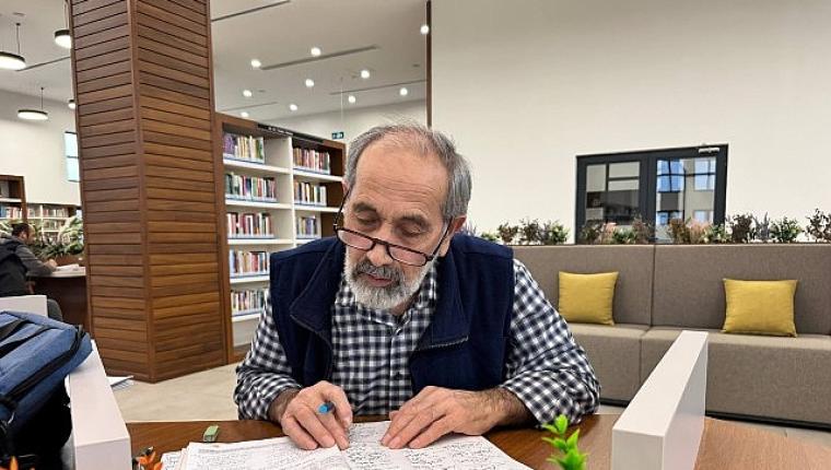 Tuğran Amca'nın okuma aşkı yıllara meydan okuyor