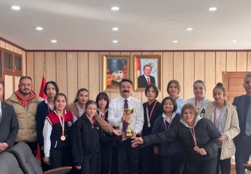 Adıyaman birincisi Kız Voleybol Takımı’ndan Kaymakam Aslan’a ziyaret