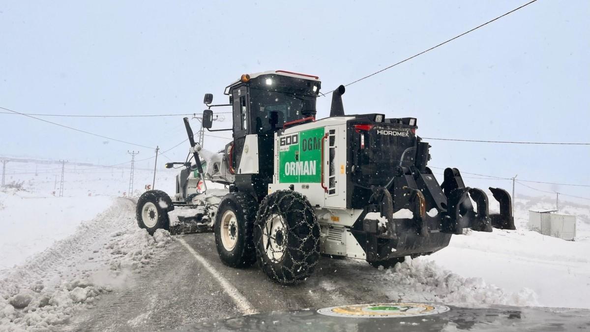 Gölbaşı’nda kar nedeniyle kapanan köy yollarında çalışmalar sürüyor