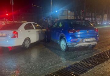 Adıyaman’da iki otomobil çarpıştı: Araçlar hasar gördü - Videolu Haber