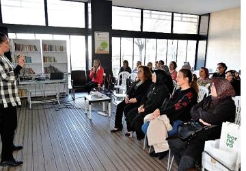 Bornova'da kadınlar hem üretiyor hem bilinçleniyor