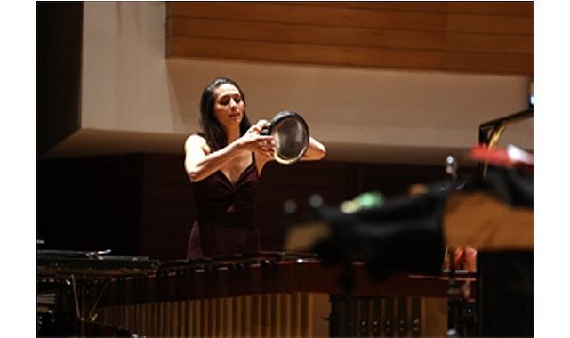 İzmir Devlet Senfoni Orkestrası'na tencere ve tava ile eşlik etti