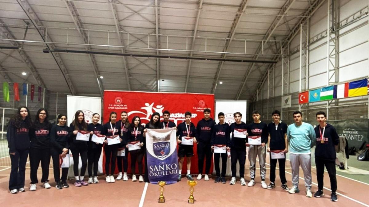 SANKO’dan okul sporları tenis müsabakalarında çifte başarı