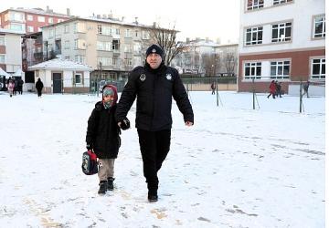 Keçiören'de Okul Çevrelerinde Karla Mücadele ve Güvenli Geçiş Çalışması