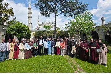 Bu proje hem okutuyor, hem gezdiriyor