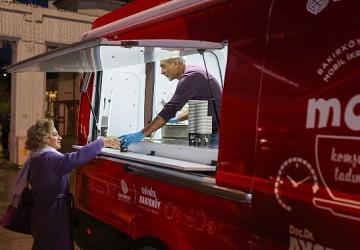 Bakırköy Belediyesi'nden Soğuk Sabahlarda Sıcak İkram