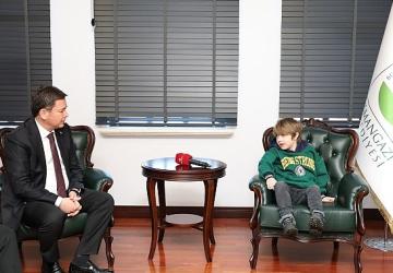 DMD Hastası Yağız Efe'ye Başkan Aydın'dan Destek