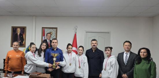 Şampiyon Badminton Takımlarından Gölbaşı Kaymakamı Kadir Algın’a ziyaret