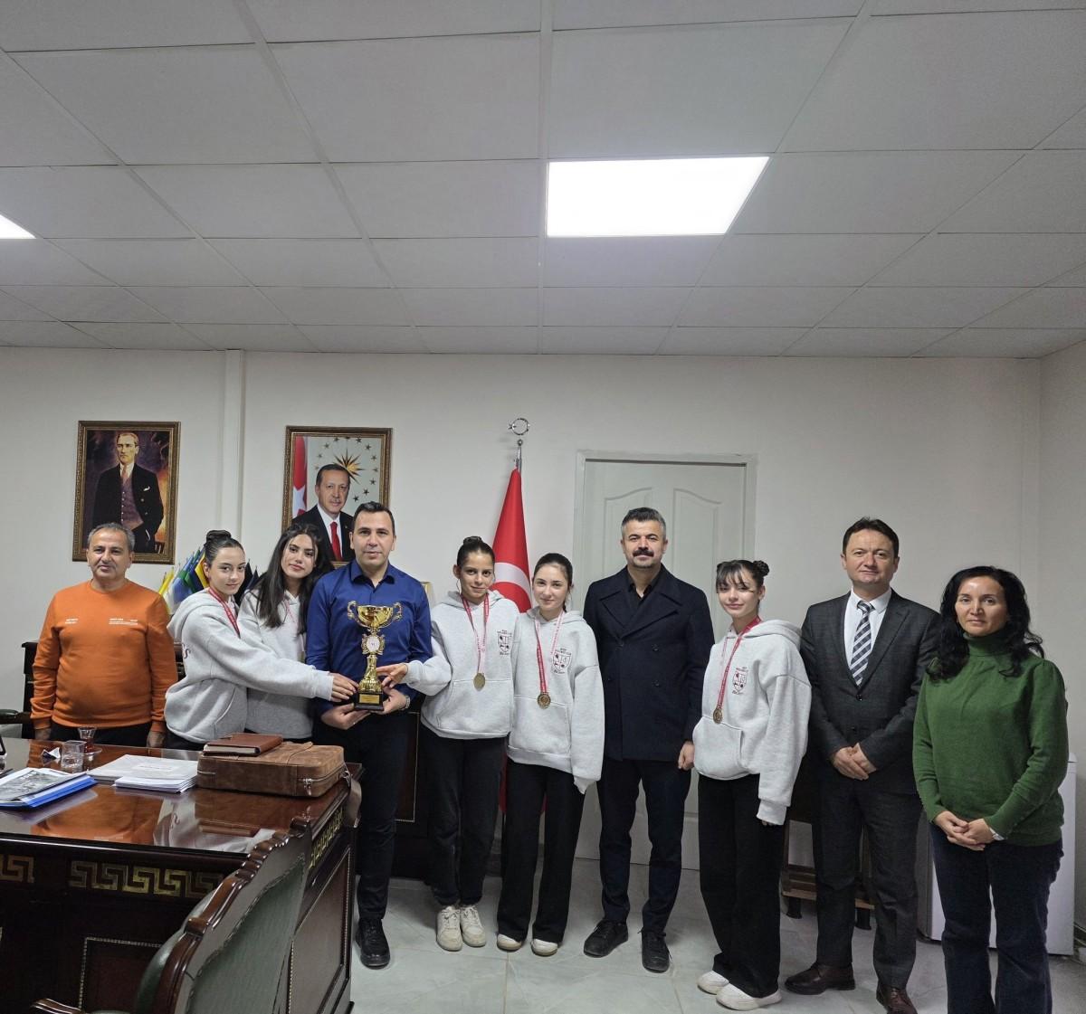 Şampiyon Badminton Takımlarından Gölbaşı Kaymakamı Kadir Algın’a ziyaret