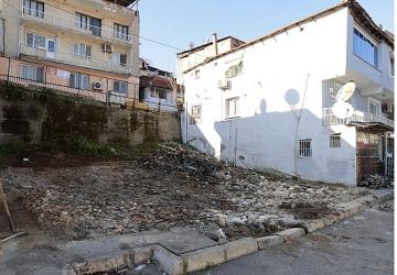 Konak'ta metruk bina yıkımları sürüyor