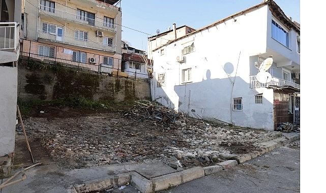 Konak'ta metruk bina yıkımları sürüyor